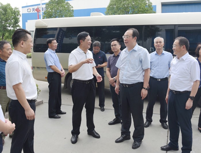 安徽省副省長周閑視察安徽天康集團調(diào)研指導