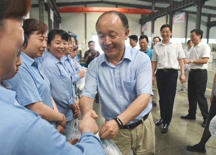 省委書記、省總工會副主席徐發成一行來安徽天康集團開展“清涼”活動。