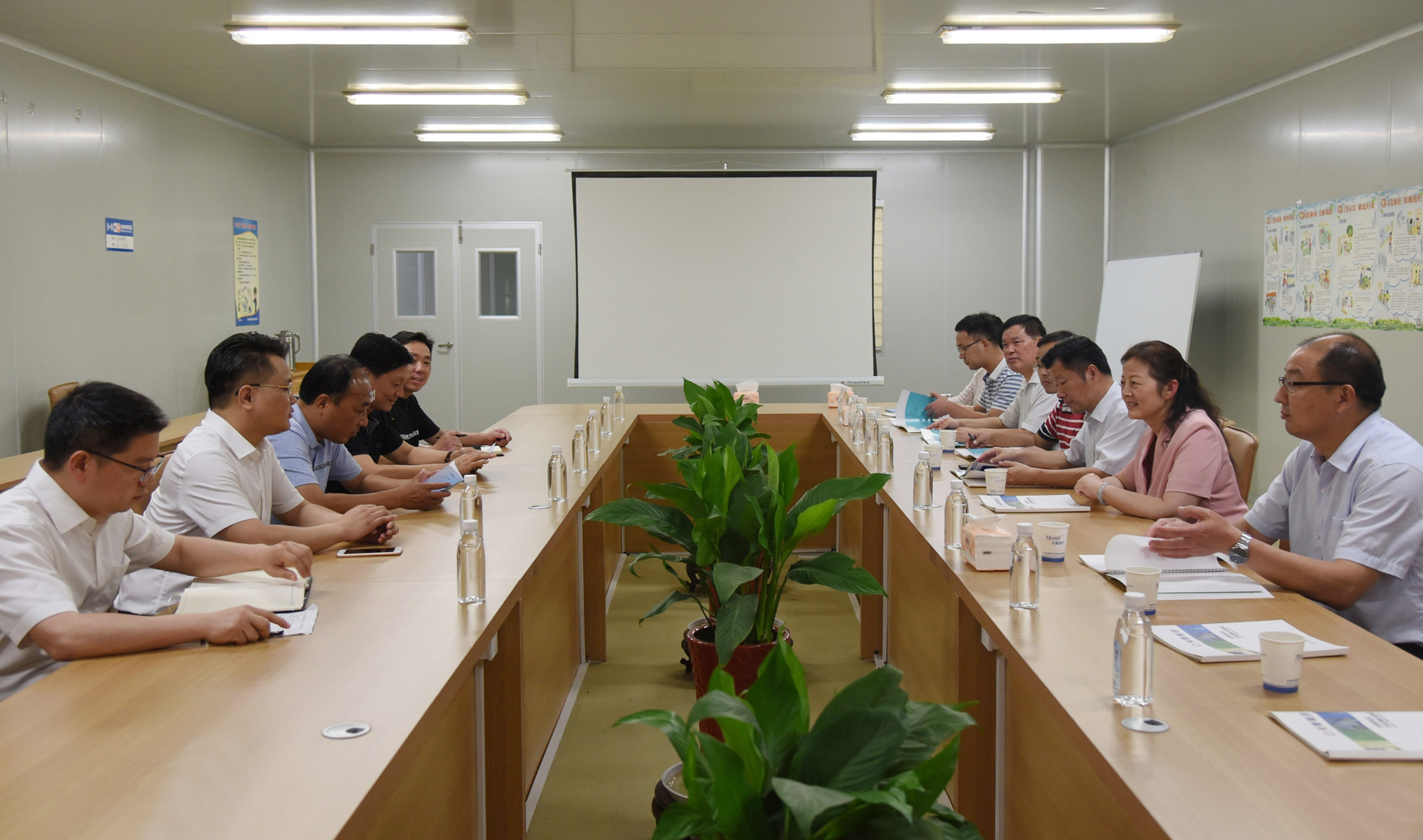 安徽省藥品監(jiān)督管理局局長(zhǎng)吳麗華一行來(lái)安徽天康調(diào)研指導(dǎo)