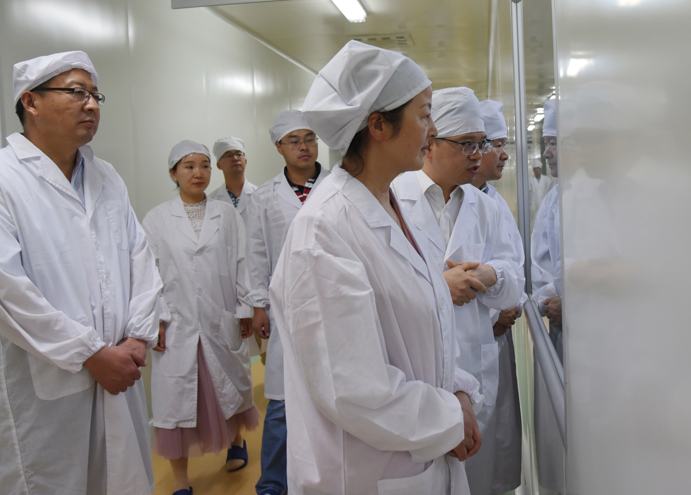 安徽省藥品監(jiān)督管理局局長(zhǎng)吳麗華一行來(lái)安徽天康調(diào)研指導(dǎo)