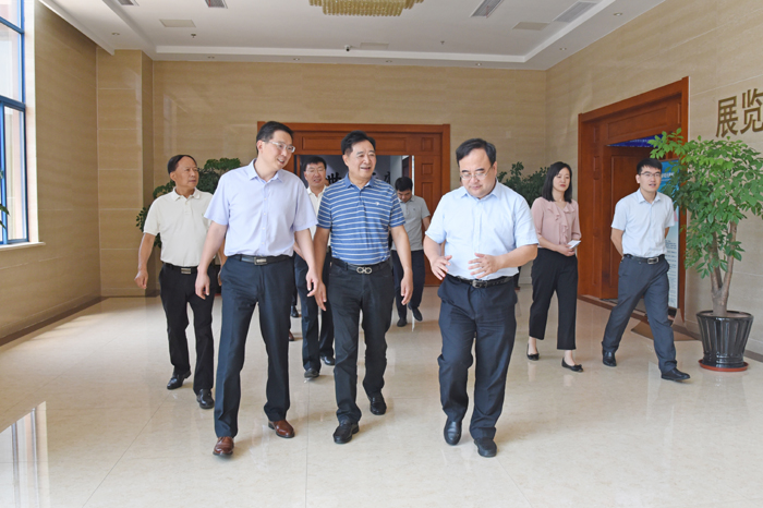 安徽省信用擔(dān)保集團(tuán)有限公司黨委書記、董事長嚴(yán)晨到天康集團(tuán)調(diào)研工作。