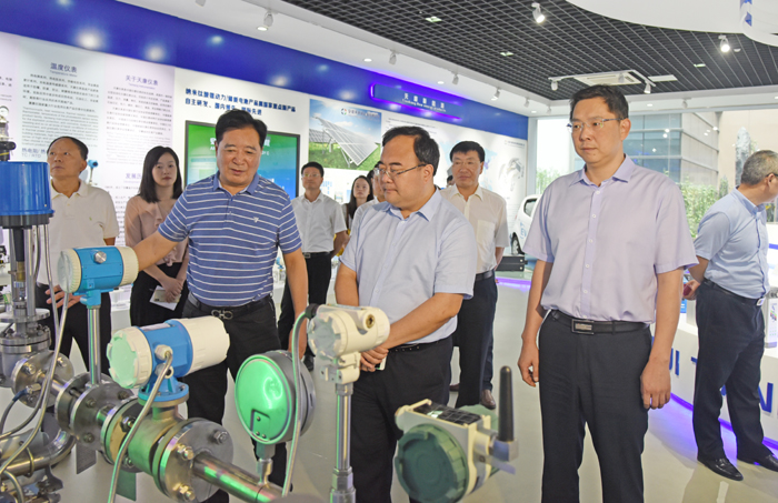 安徽省信用擔(dān)保集團(tuán)有限公司黨委書記、董事長嚴(yán)晨到天康集團(tuán)調(diào)研工作。